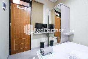 TV a/nebo společenská místnost v ubytování Tomang Gelong Guest House Syariah Mitra RedDoorz
