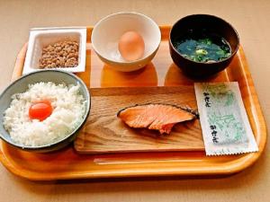 un vassoio di alimenti con riso e uova su un tavolo di HOTEL GLAN Y's KUMAGAYAEKIMAE a Kumagaya