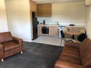 Risdon Brook Hotel的厨房或小厨房