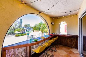 *Eclectic hidden Gem / Tiki Bar and Pool*内部或周边的泳池