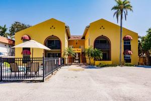 萨拉索塔*Eclectic hidden Gem / Tiki Bar and Pool*的前面有雨伞的黄色建筑