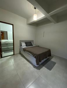 Giường trong phòng chung tại Casa Salinas Farol Velho 81