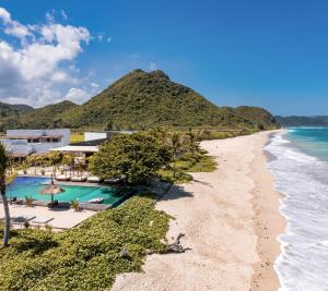 塞隆贝拉纳克Amber Lombok Beach Resort的蓬塔卡纳高级度假村享有海滩的空中景致