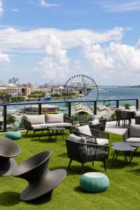 een patio met tafels en stoelen en een reuzenrad bij The Elser Hotel Miami - An All-Suite Hotel in Miami