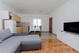 Televízia a/alebo spoločenská miestnosť v ubytovaní Apartments Slavica