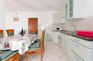 Kuchyňa alebo kuchynka v ubytovaní Apartments Slavica