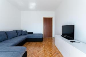 Televízia a/alebo spoločenská miestnosť v ubytovaní Apartments Slavica