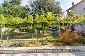 Vonkajšia záhrada v ubytovaní Apartments Slavica