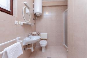 Koupelna v ubytování Apartments Ruza A + 33 fotografií