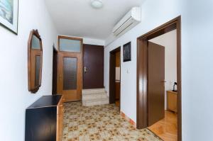 TV a/nebo společenská místnost v ubytování Apartments Ruza A