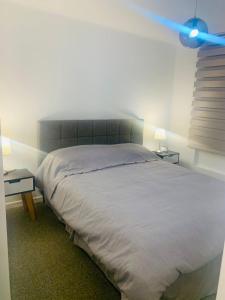 1 dormitorio con 1 cama grande y 2 mesitas de noche en SENSACIONAL DEPTO en Antofagasta