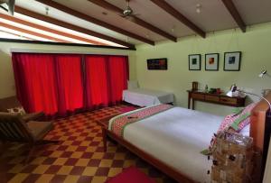 Postel nebo postele na pokoji v ubytování Chirripo Art Hotel