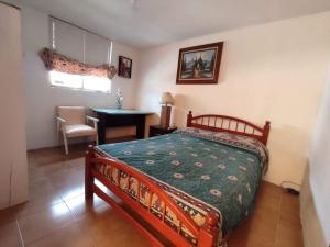 1 dormitorio con 1 cama, 1 mesa y 1 silla en CASA AMUEBLADA DE 2 RECAMARAS Furnished Comfy country 2 bedroom house, en Cuautitlán Izcalli