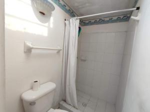y baño blanco con aseo y ducha. en CASA AMUEBLADA DE 2 RECAMARAS Furnished Comfy country 2 bedroom house, en Cuautitlán Izcalli