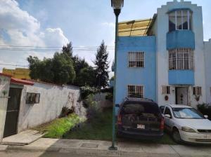 un coche aparcado frente a un edificio azul en CASA AMUEBLADA DE 2 RECAMARAS Furnished Comfy country 2 bedroom house, en Cuautitlán Izcalli