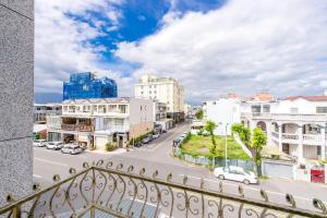 Blick auf eine Stadtstraße mit Gebäuden in der Unterkunft H& Choco style inn in Taitung