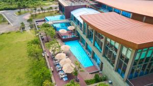 una vista aérea de un complejo con piscina y sombrillas en Camphortree Hotel and Resort en Jeju