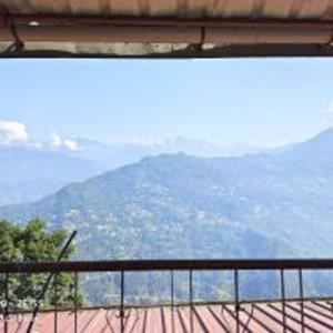 vistas a la montaña desde el balcón en Little Hut Zelepla Eco Village Retreat by StayApart, en Kalimpong