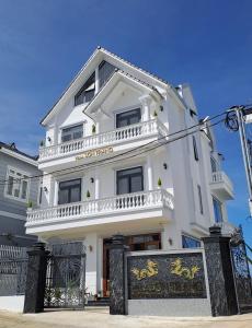 un edificio blanco con un cartel delante en Uncle Park's Villa Son Trang 엉클팍, en Da Lat