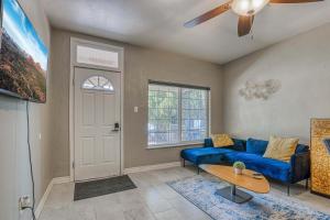 uma sala de estar com um sofá azul e uma mesa em Close to All, Restful Duplex A in Downtown, UTEP, Hospitals em El Paso