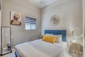 um quarto com uma cama azul e uma almofada amarela em Close to All, Restful Duplex A in Downtown, UTEP, Hospitals em El Paso