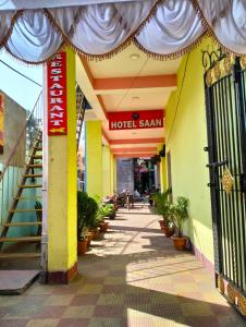 un edificio con un letrero saán de hotel en él en Hotel Saan Berhampore en Baharampur