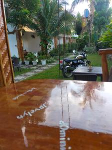 ein Tisch mit dem Wort Urlaub drauf in der Unterkunft Hotel Renate in Panglao