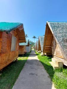 eine Reihe von Cottages mit einem Weg zwischen ihnen in der Unterkunft Russell Place in San Vicente