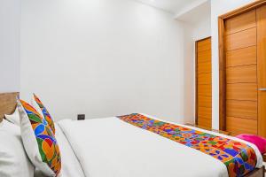 Postel nebo postele na pokoji v ubytování FabHotel Sunrise Sector 56