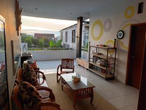 uma sala de estar com um sofá e uma mesa em PAPADAAN Homestay Syariah Batu em Karangploso