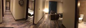 Μια τηλεόραση ή/και κέντρο ψυχαγωγίας στο Wakra Inn Hotel Apartments