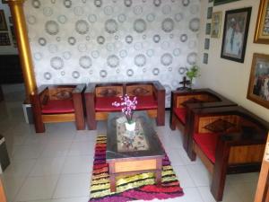 uma sala de brinquedos com duas camas e uma mesa em PAPADAAN Homestay Syariah Batu em Karangploso
