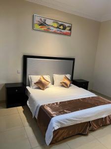 Ένα ή περισσότερα κρεβάτια σε δωμάτιο στο سما الطائف 2 للشقق المخدومة