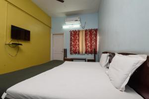 a bedroom with a large white bed and a window at Hotel great punjab in Aurangabad