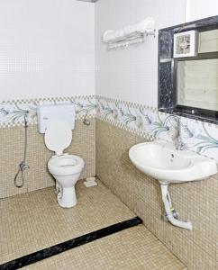 een badkamer met een toilet en een wastafel bij MOUNTAIN 3BHK VILLA LONAVALA in Lonavala