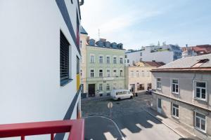 balkon z widokiem na ulicę miejską w obiekcie Grüne und zentrale Ruhelage im Neubau mit Balkon w Wiedniu