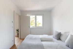 Posteľ alebo postele v izbe v ubytovaní Grüne und zentrale Ruhelage im Neubau mit Balkon