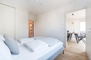 Posteľ alebo postele v izbe v ubytovaní Grüne und zentrale Ruhelage im Neubau mit Balkon