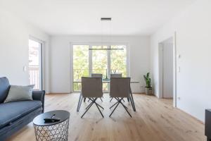 Posedenie v ubytovaní Grüne und zentrale Ruhelage im Neubau mit Balkon