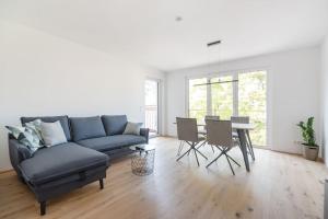 Posedenie v ubytovaní Grüne und zentrale Ruhelage im Neubau mit Balkon