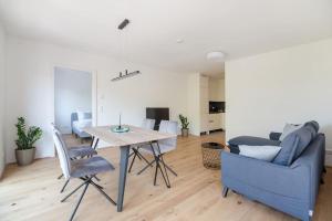 Posedenie v ubytovaní Grüne und zentrale Ruhelage im Neubau mit Balkon
