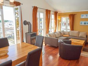 ein Wohnzimmer mit einem Sofa und einem Tisch in der Unterkunft Villa Sommerwind - WG 01 mit Sauna, Kamin und Terrasse in Ostseebad Sellin