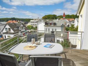 einen Tisch auf einem Balkon mit Stadtblick in der Unterkunft Villa Sommerwind - WG 01 mit Sauna, Kamin und Terrasse in Ostseebad Sellin