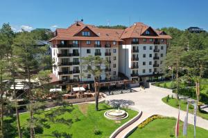 茲拉蒂博爾的住宿－Hotel Buket Zlatibor，享有酒店和公园的空中景致