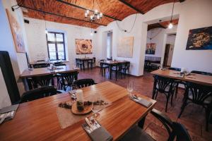Reštaurácia alebo iné gastronomické zariadenie v ubytovaní Hotel Centrum