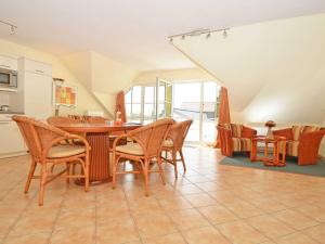 eine Küche und ein Esszimmer mit einem Tisch und Stühlen in der Unterkunft Villa Vilmblick - Wohnung 23 mit Meerblick-Balkon in Lauterbach
