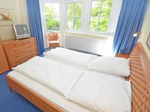 Postel nebo postele na pokoji v ubytování Villa Vilmblick - Wohnung 23 mit Meerblick-Balkon
