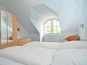 Postel nebo postele na pokoji v ubytování Villa Vilmblick - Wohnung 23 mit Meerblick-Balkon