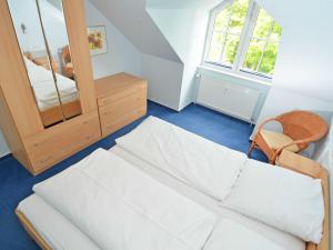 Postel nebo postele na pokoji v ubytování Villa Vilmblick - Wohnung 23 mit Meerblick-Balkon