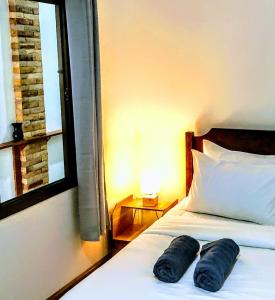 1 cama con 2 almohadas y ventana en Number SIX house for up to 5 guests with 2 bedrooms, en Ko Samed